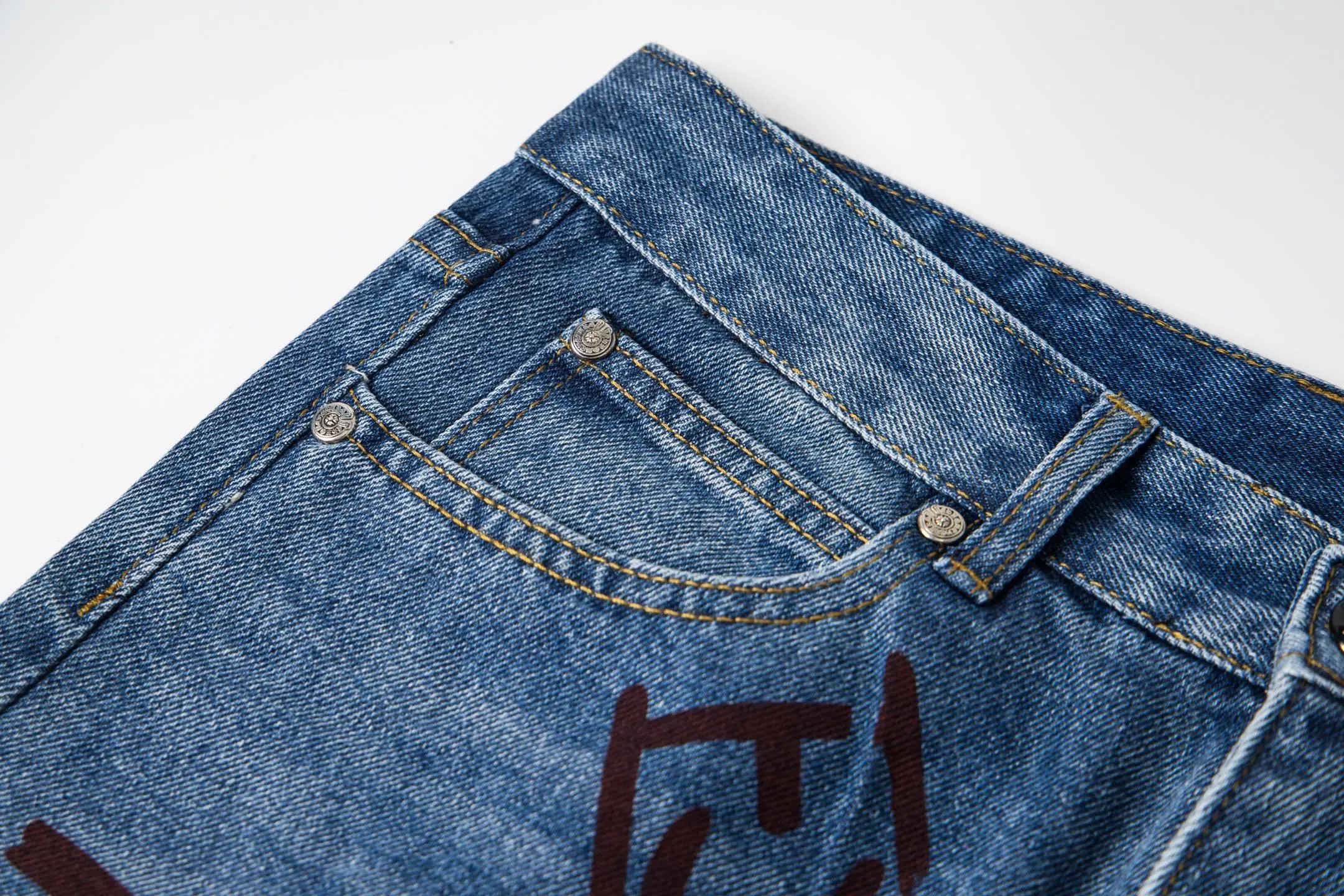 P220 Chrome hearts print stitching black leather classic washed jeans. Really restores the ultimate vintage texture. Three-dimensional version. Loose and comfortable, not picky on the figure. Makes taller and slimmer. Factory precision. Original factory quality control. Same style for men and women. Can be matched with couples. Versatile recommendation. Must-have jeans for all seasons. Fashionistas have been disappointed. From the quality selection of fabrics, the tailoring of details, and the matching of patterns, they are all impeccable! The upper body is so handsome when worn...it can be easily worn by men, women and children! The craftsmanship is made of heavy-duty washed pure cotton denim fabric. After washing, it is soft and thick. It is very stylish when worn on the body. Style number: 1760# Color: blue Size: 28 30 32 34 36